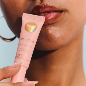 Laouta Solar Glaze SPF20- Plumping lip oil - Cherry Blossom- Καθημερινή προστασία για τα χείλη με SPF20 & plumping effect